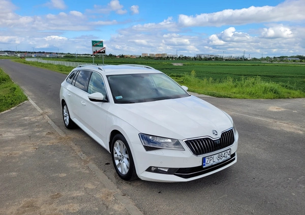 Skoda Superb cena 64900 przebieg: 211880, rok produkcji 2018 z Szczecin małe 301
